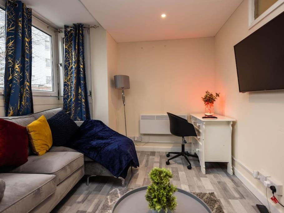 1 Bedroom-sofabed-worktable-4-wifi-parking London