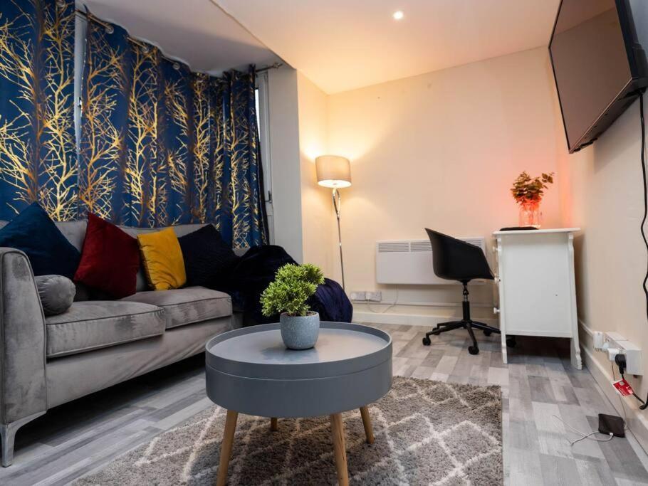 1 Bedroom-sofabed-worktable-4-wifi-parking London