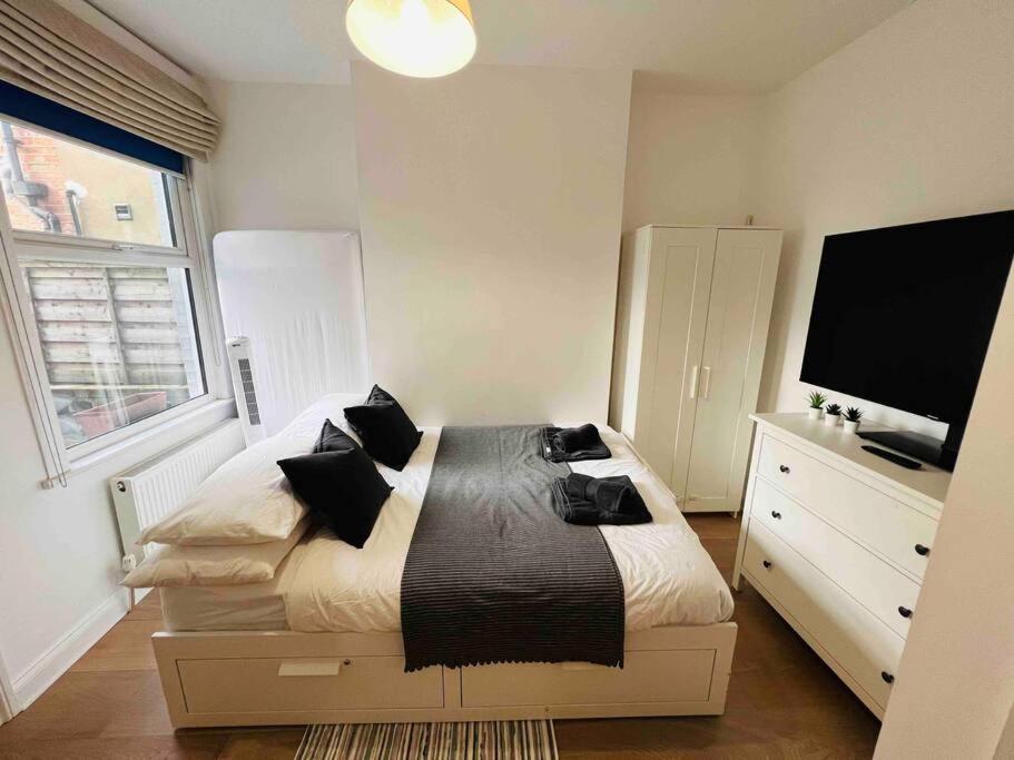 Lovely 2 Bedroom Ground Floor Flat With Garden. * London