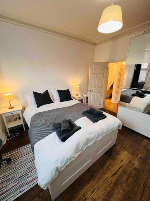 Apartment Lovely 2 Bedroom Ground Floor Flat With Garden. London