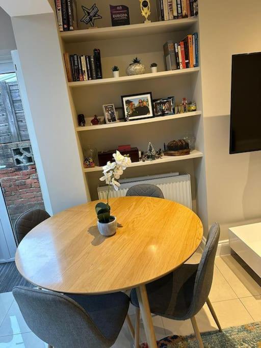 Apartment Lovely 2 Bedroom Ground Floor Flat With Garden.