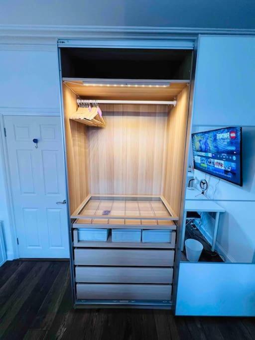 Lovely 2 Bedroom Ground Floor Flat With Garden. Apartment London
