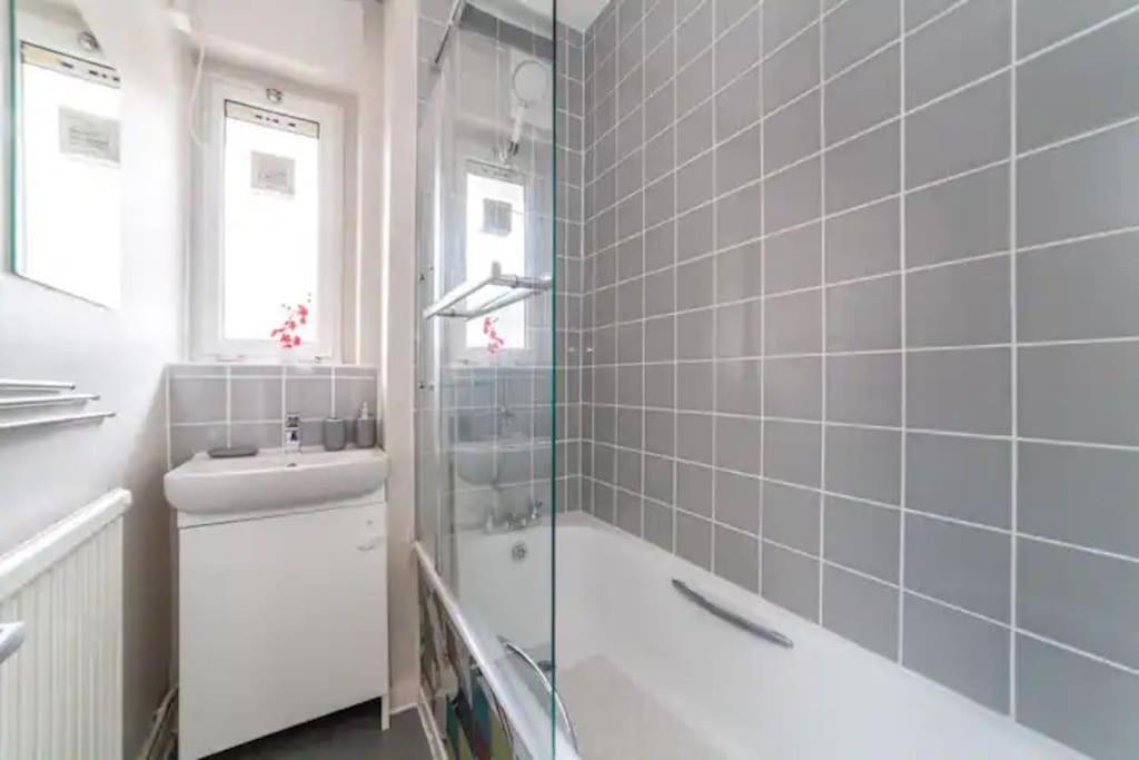 Ground Floor Flat Free Parking Apartment *