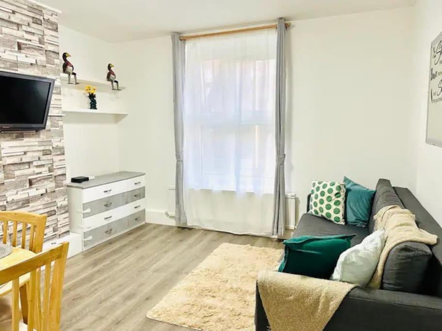 Ground Floor Flat Free Parking Apartment