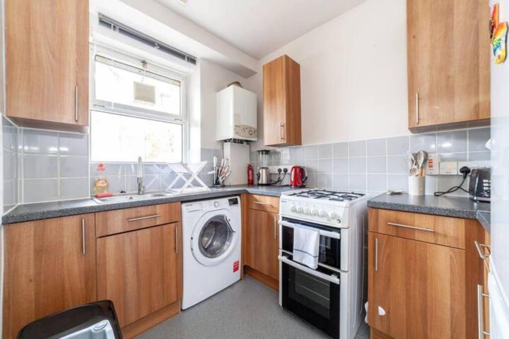 Ground Floor Flat Free Parking Apartment London