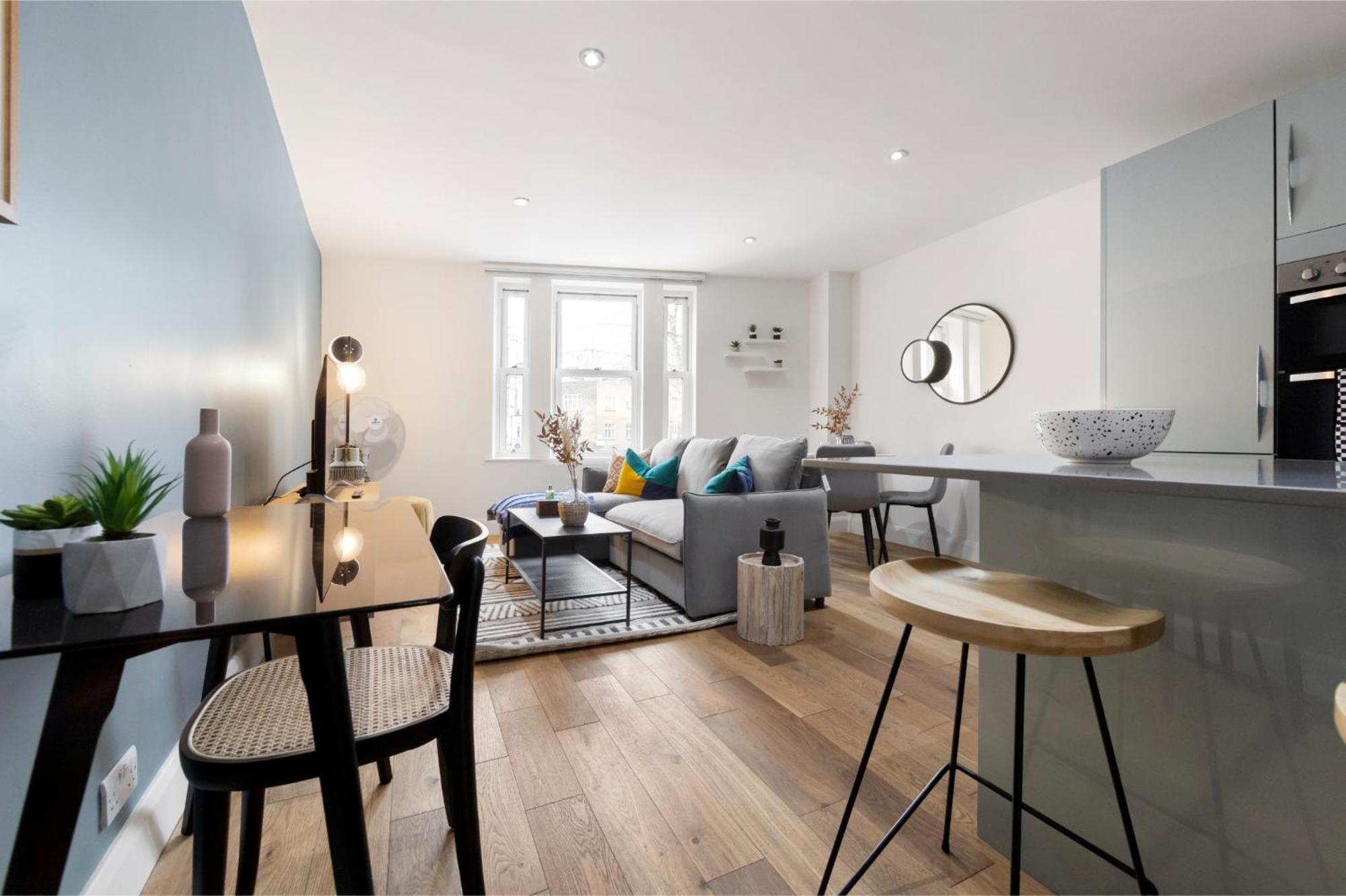Apartamento Tranquil Flat With Outdoor Space - Prime Location!