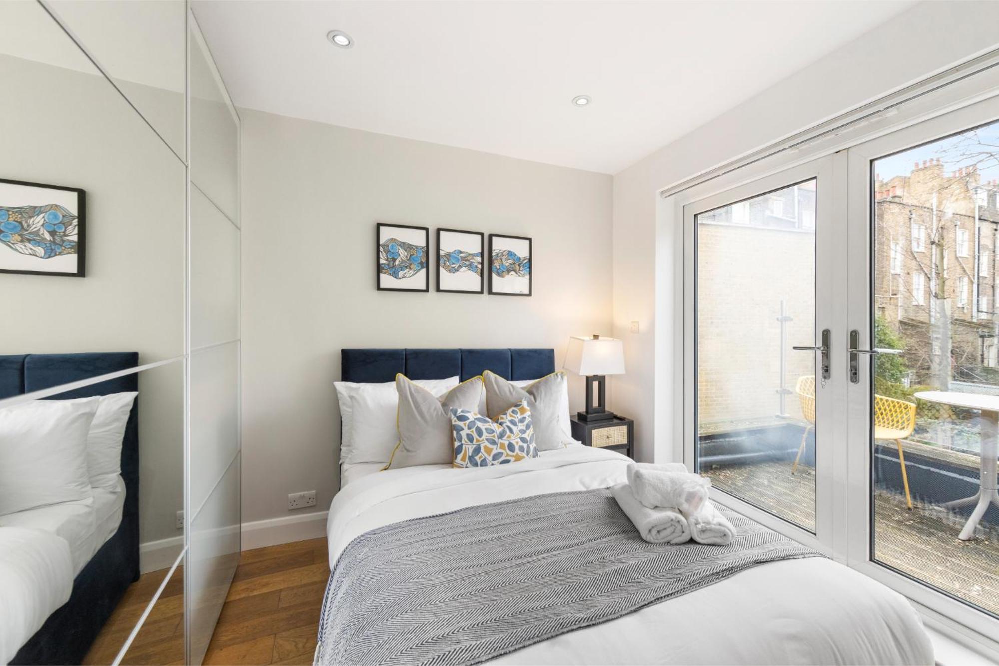 Apartamento Tranquil Flat With Outdoor Space - Prime Location!