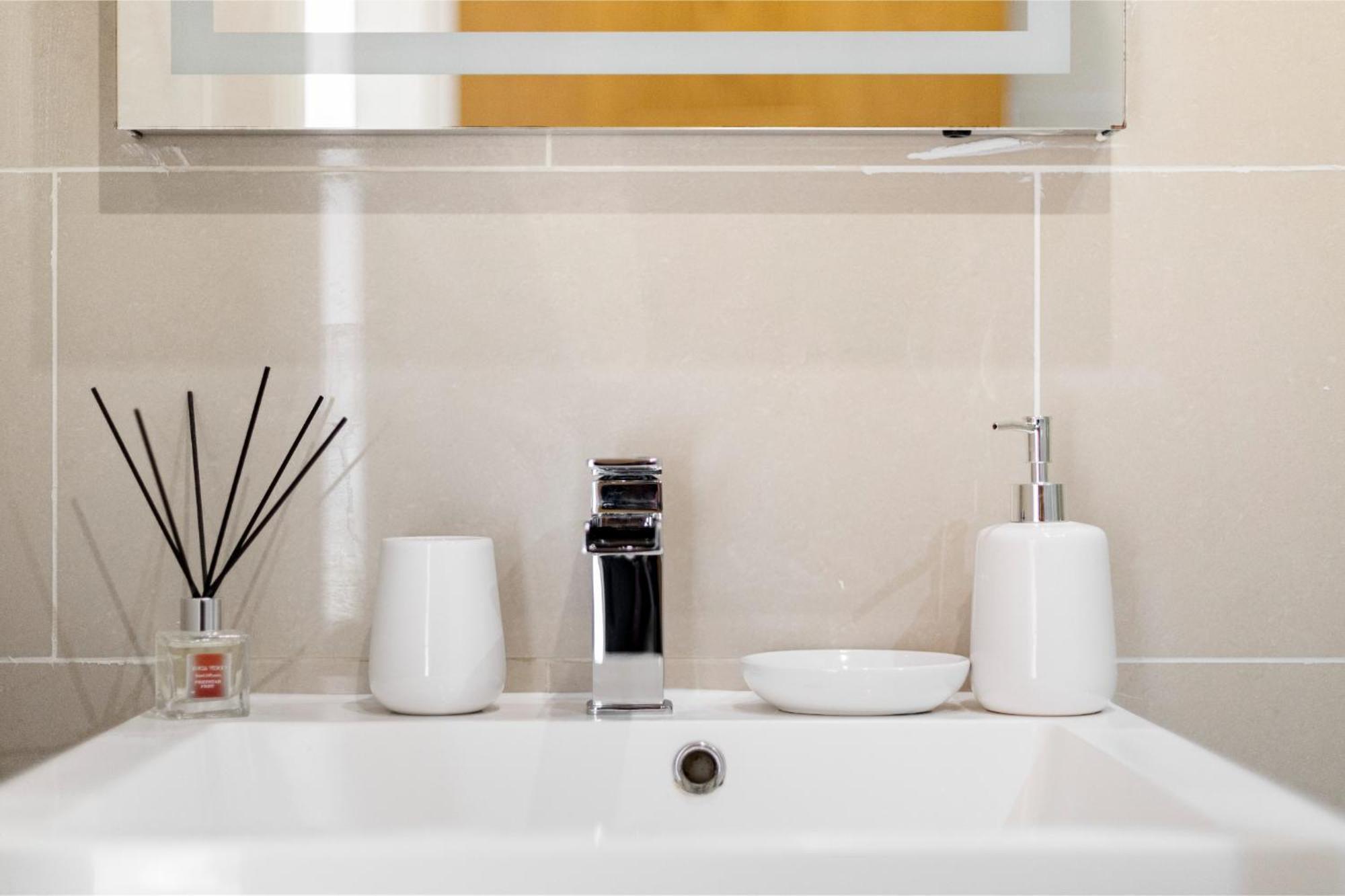 Tranquil Flat With Outdoor Space - Prime Location! Apartamento