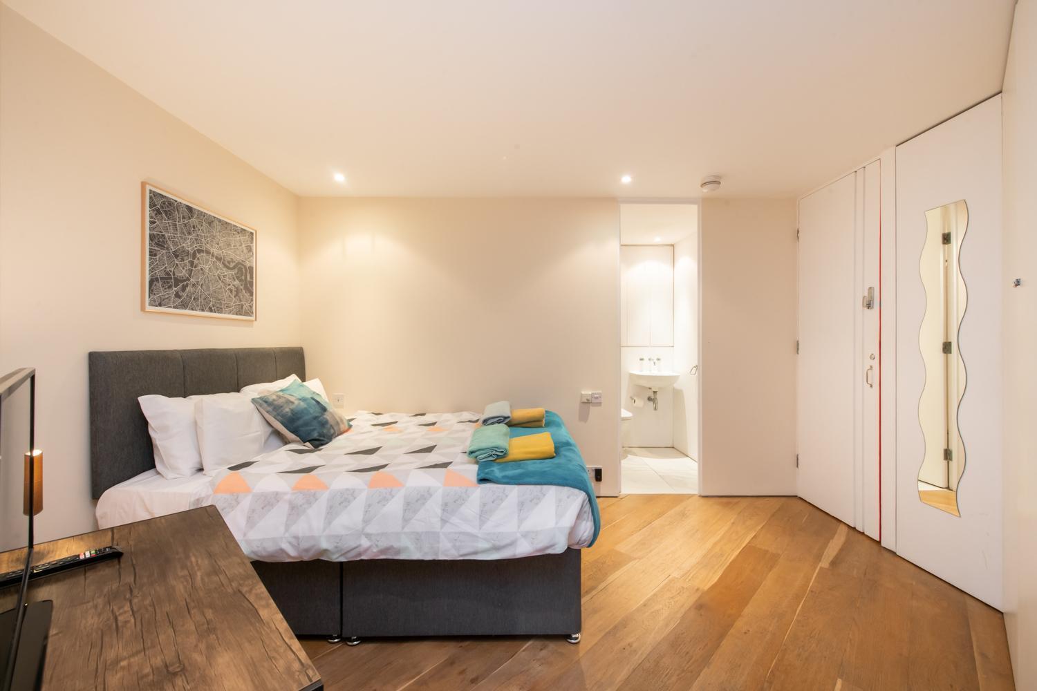 Pollen Street, Two-bedroom Flat Apartment London