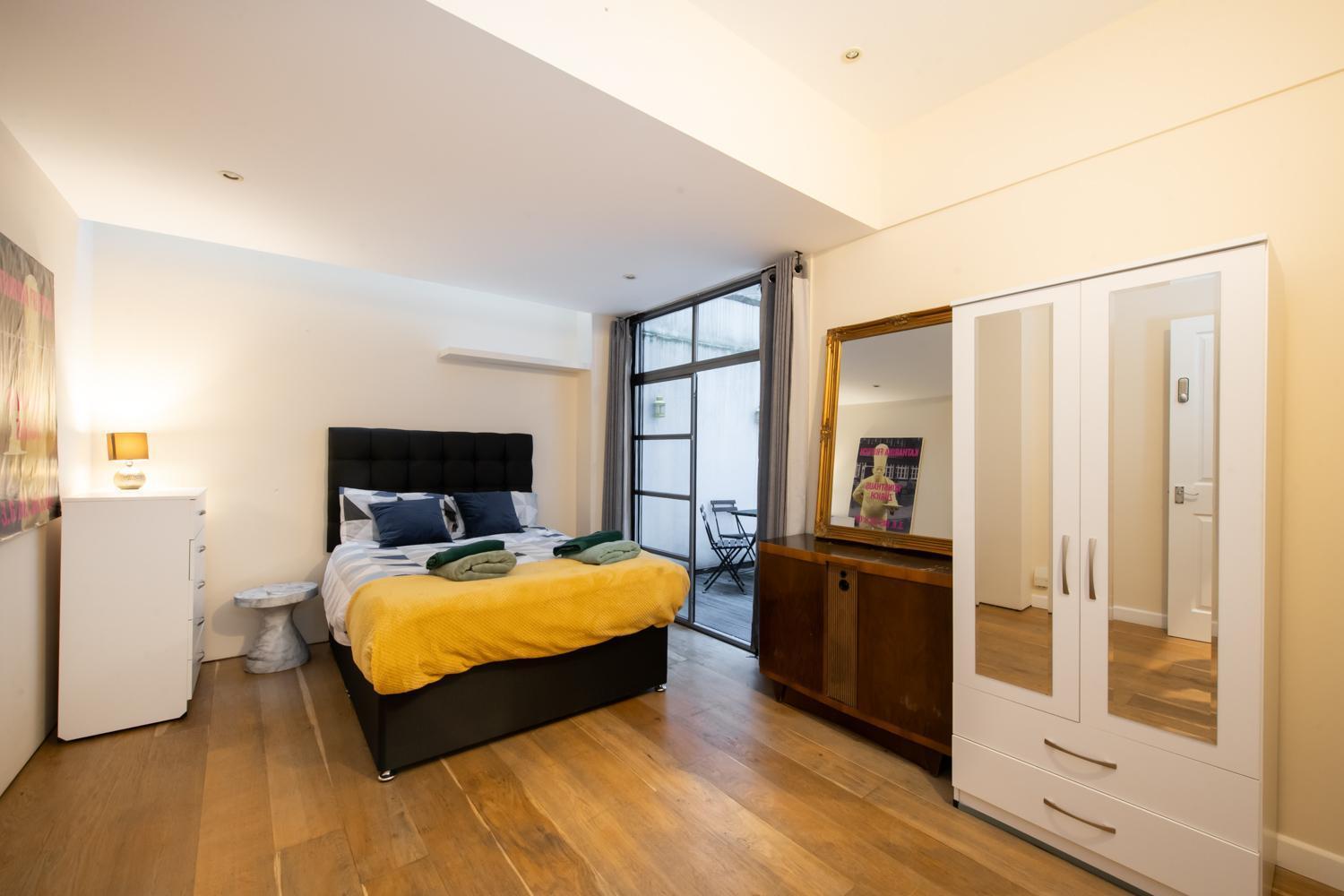 Pollen Street, Two-bedroom Flat Apartment *
