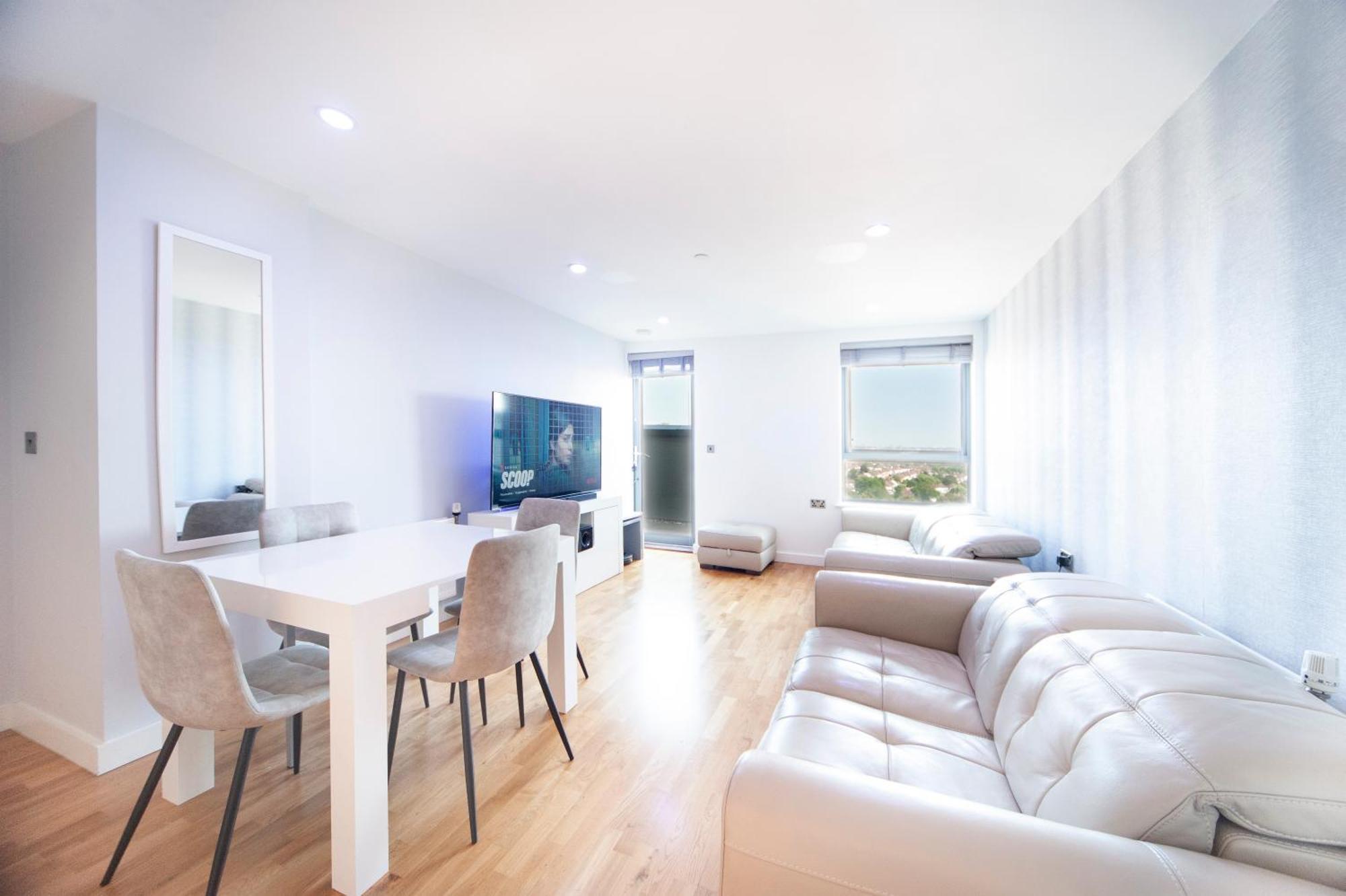 Leilighet Floor - 2 Bed/2 Bath + Private Balcony