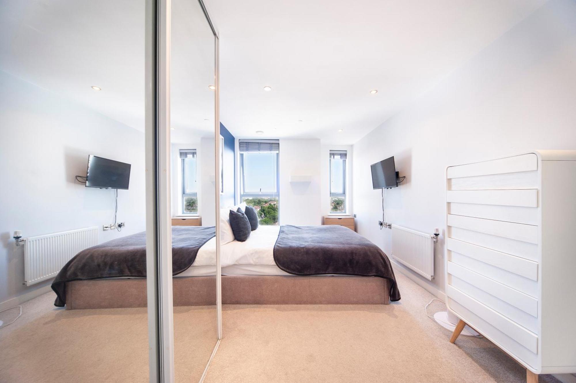 Floor - 2 Bed/2 Bath + Private Balcony Leilighet London