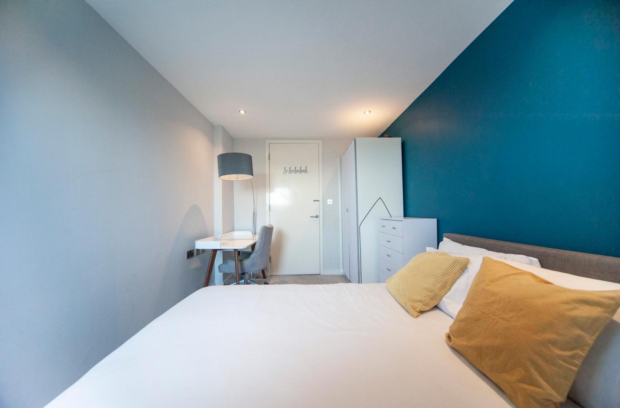 Leilighet Floor - 2 Bed/2 Bath + Private Balcony *