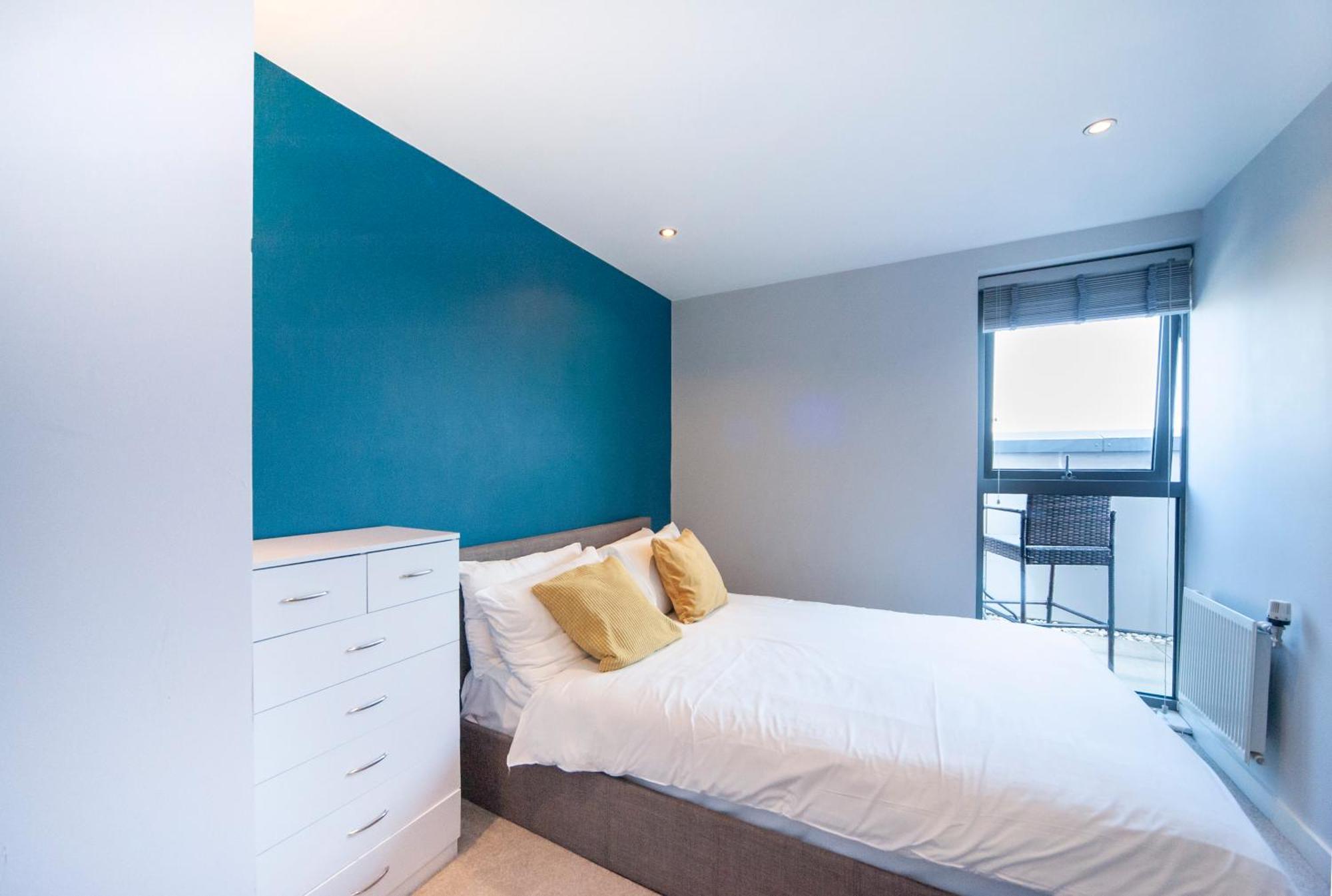 Leilighet Floor - 2 Bed/2 Bath + Private Balcony *
