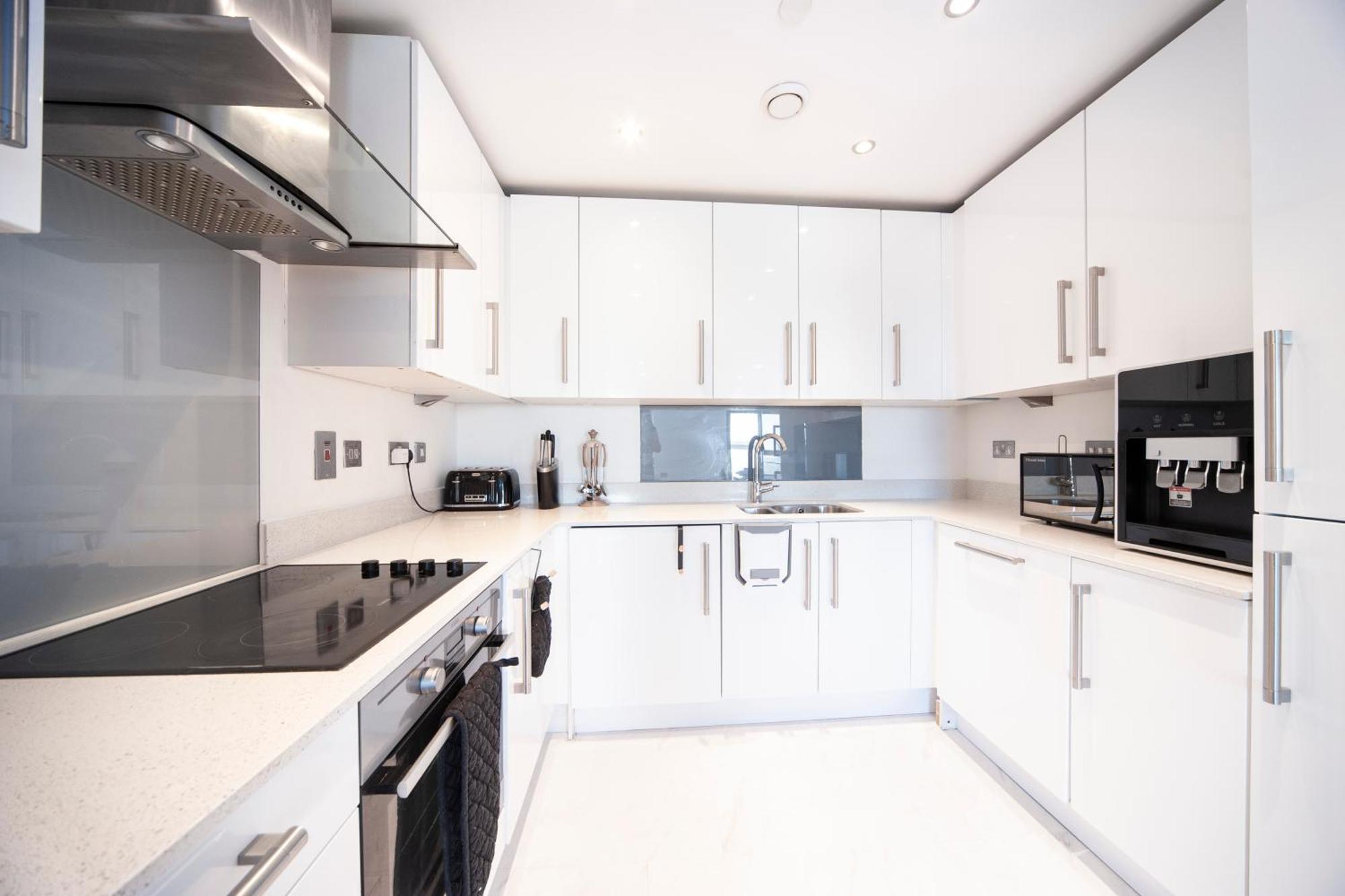 Floor - 2 Bed/2 Bath + Private Balcony Leilighet *