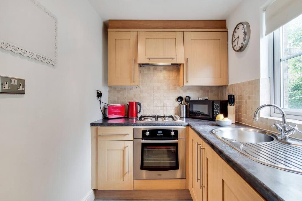 Ar1 - 1 Bed In Heart Of Fulham Broadway - By Short Stories London