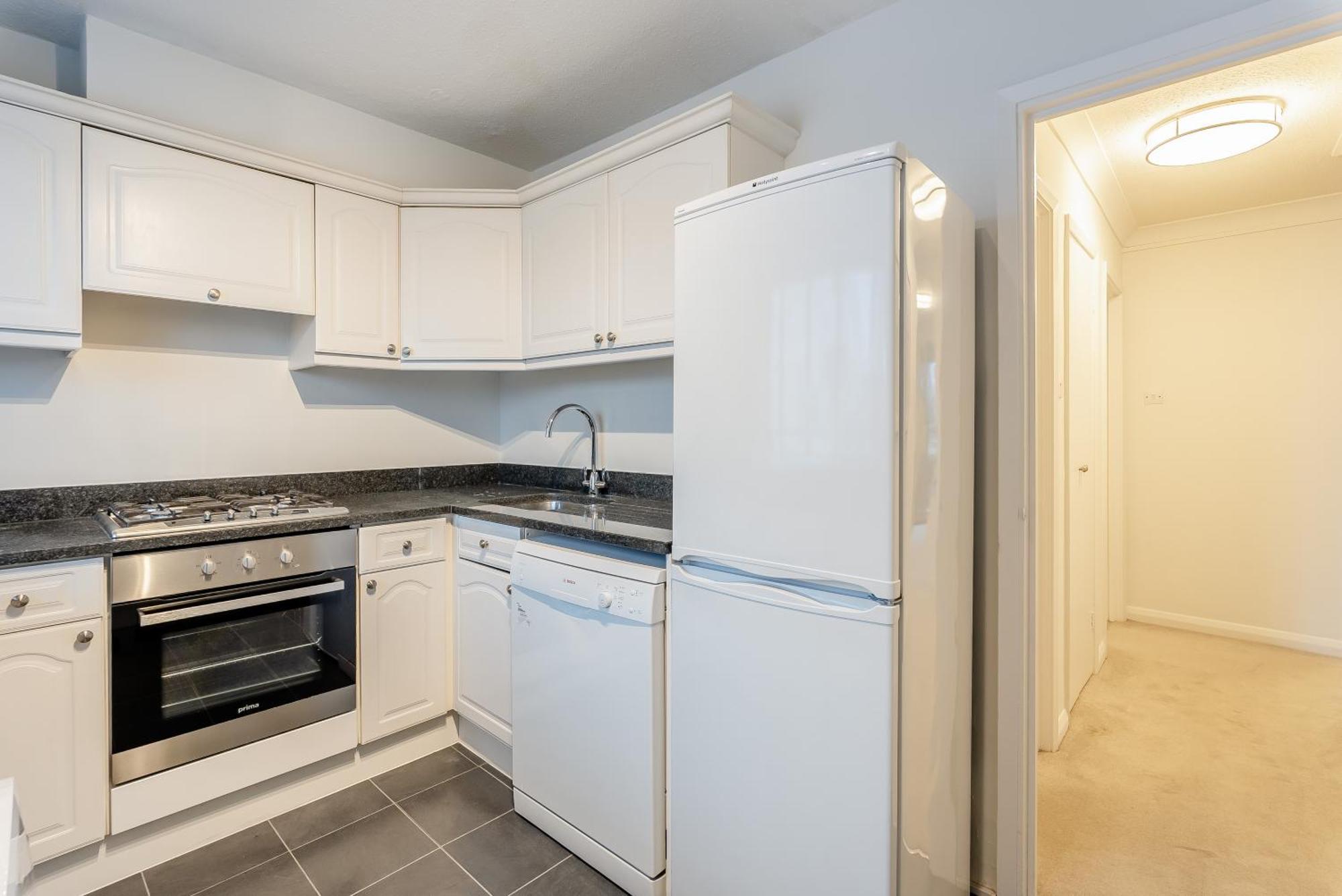 Pond Place Apartment *