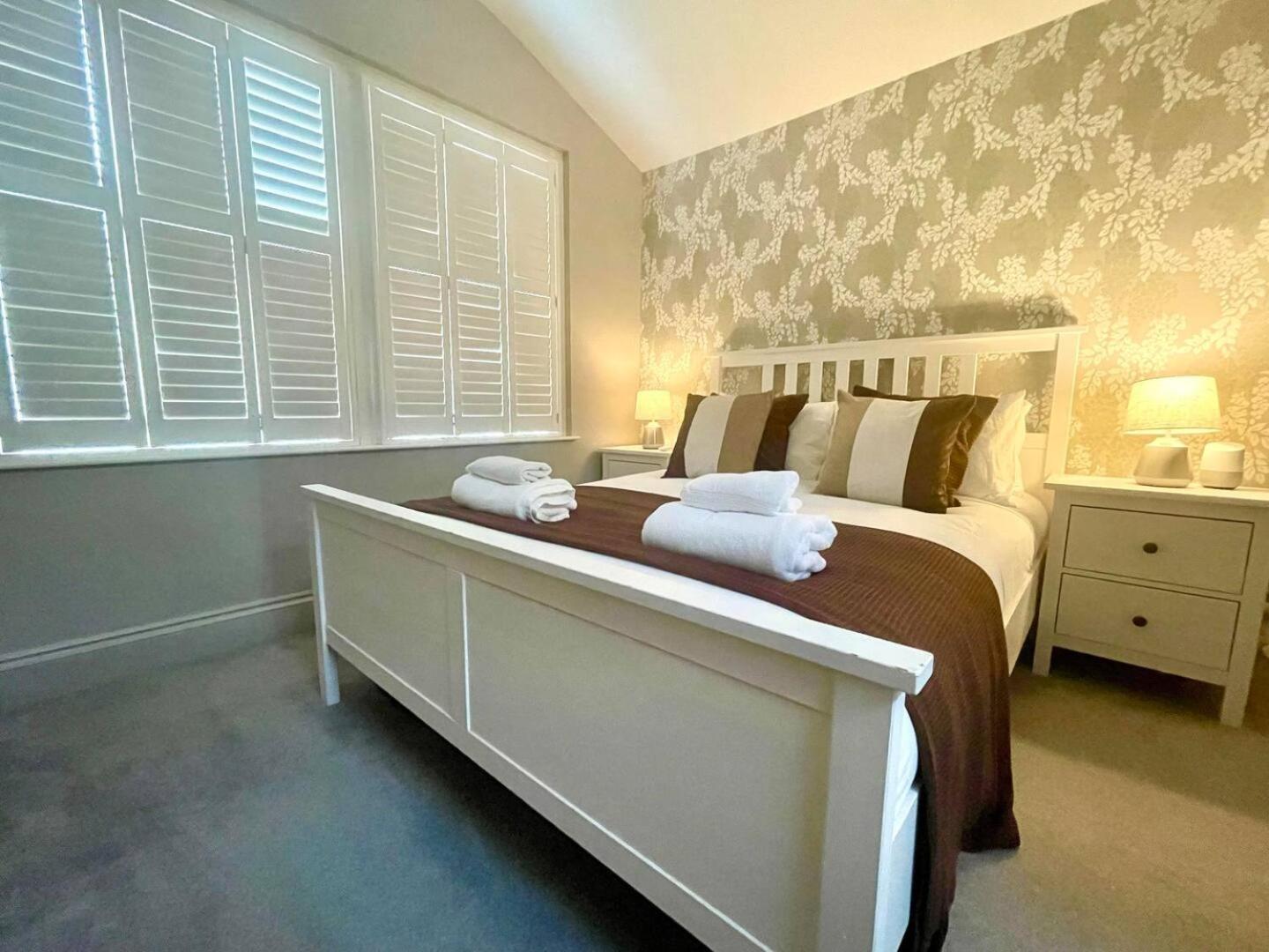 Luxury King-bed Ensuite With Tranquil Garden Views Holiday home London