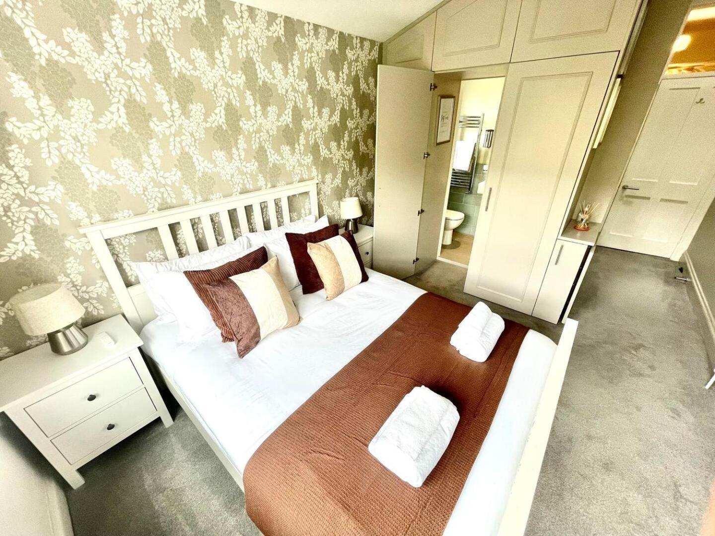 Luxury King-bed Ensuite With Tranquil Garden Views Holiday home