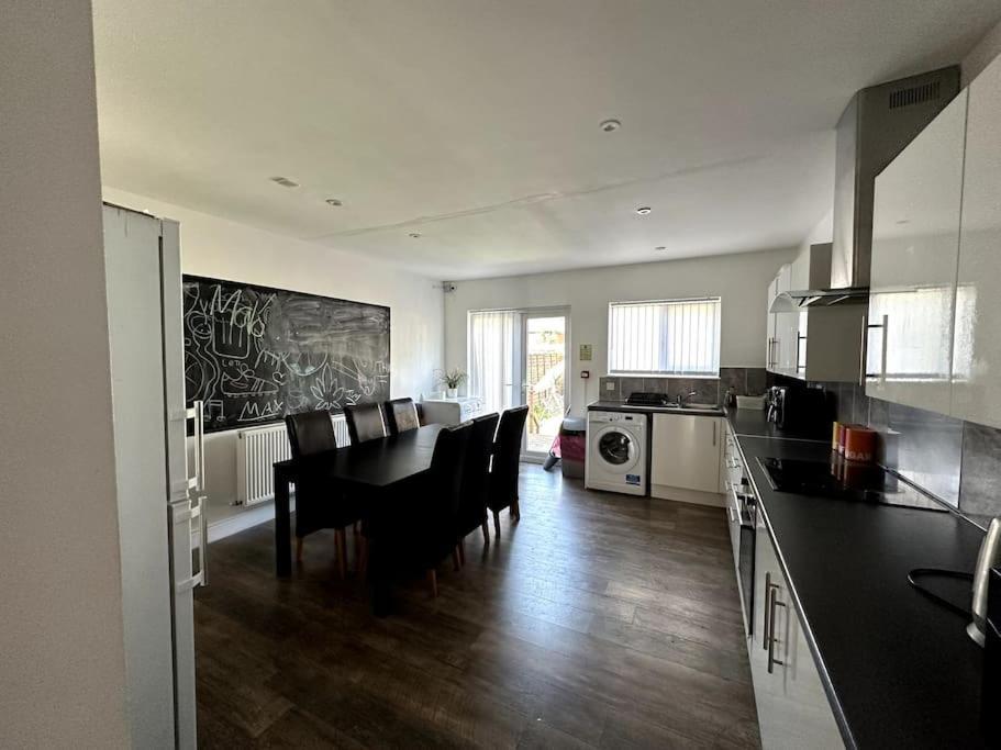 Ferienhaus Spacious Holiday Near Tube Station - By Starlet