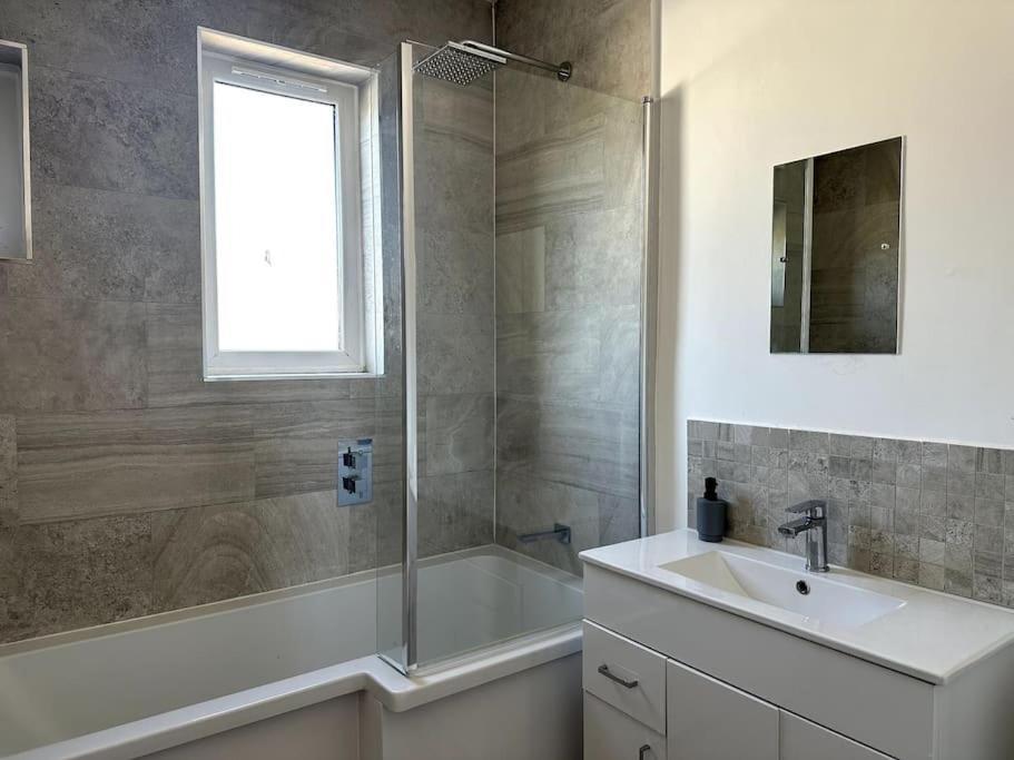 Ferienhaus Spacious Holiday Near Tube Station - By Starlet London