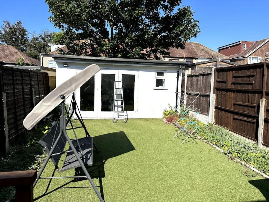 Spacious Holiday Near Tube Station - By Starlet Ferienhaus