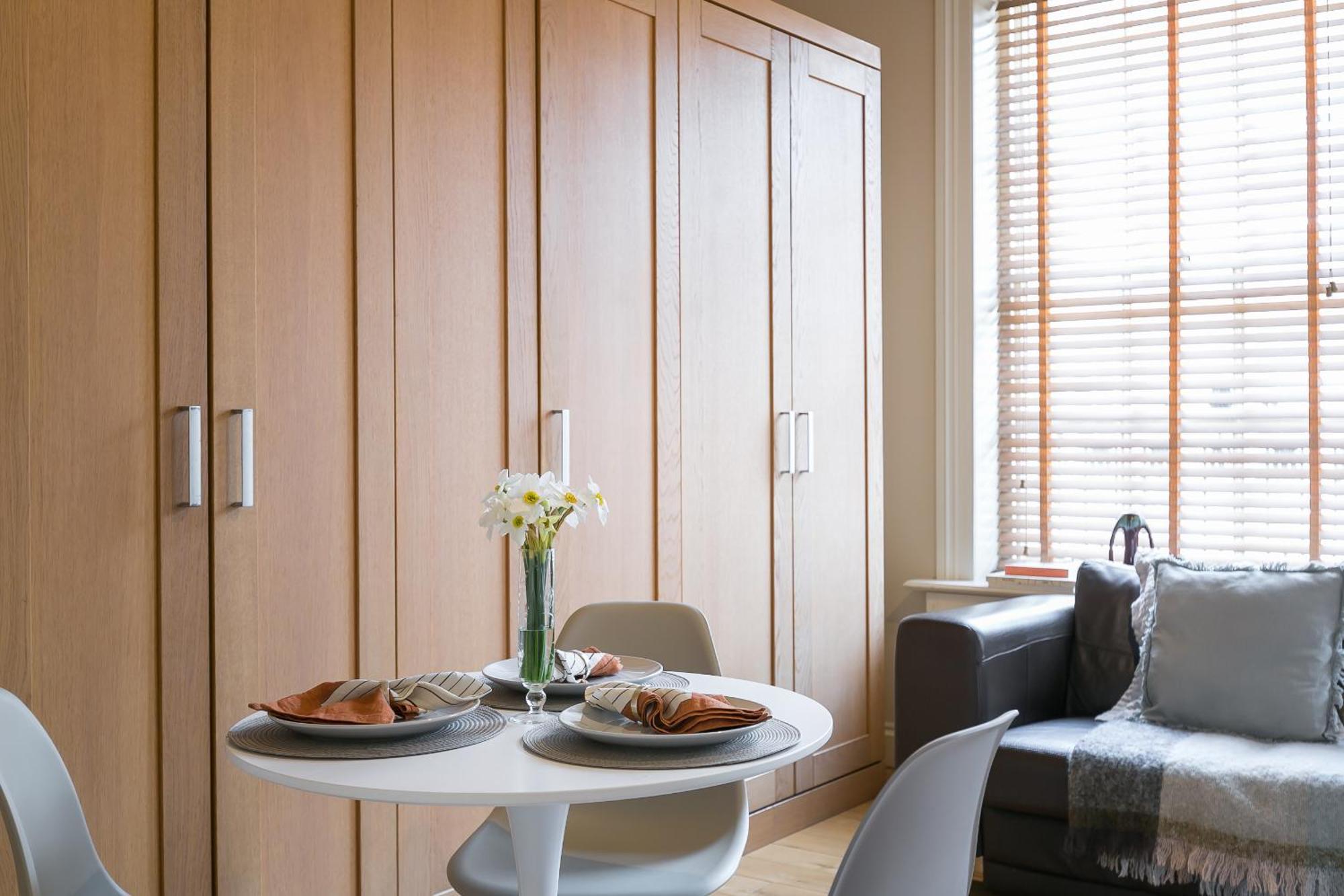 Small Sun Lit Studio Minutes From Kings Cross Station Apartment *