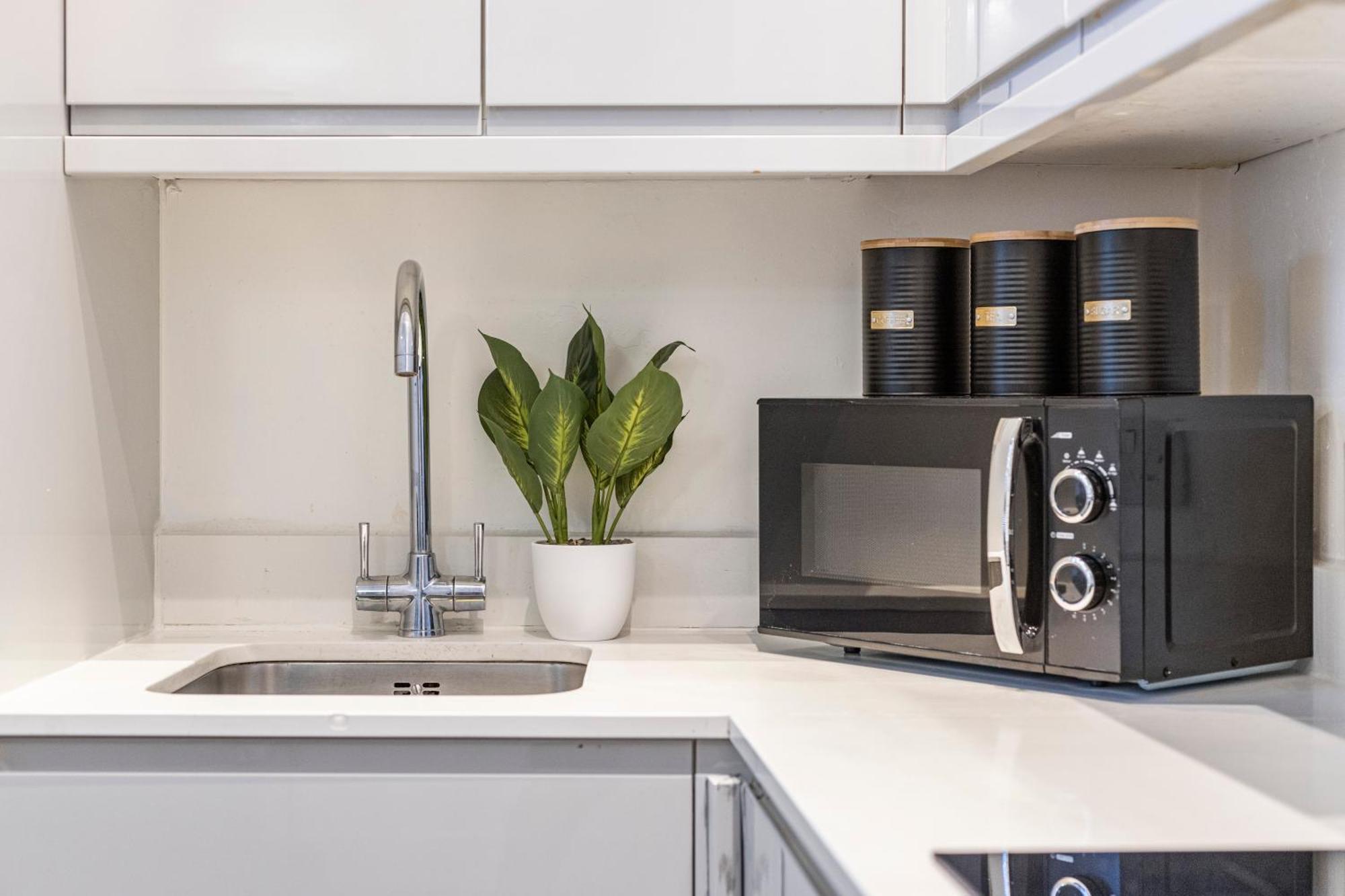 Notting Hill Retreat 2 Bedroom Apartment *