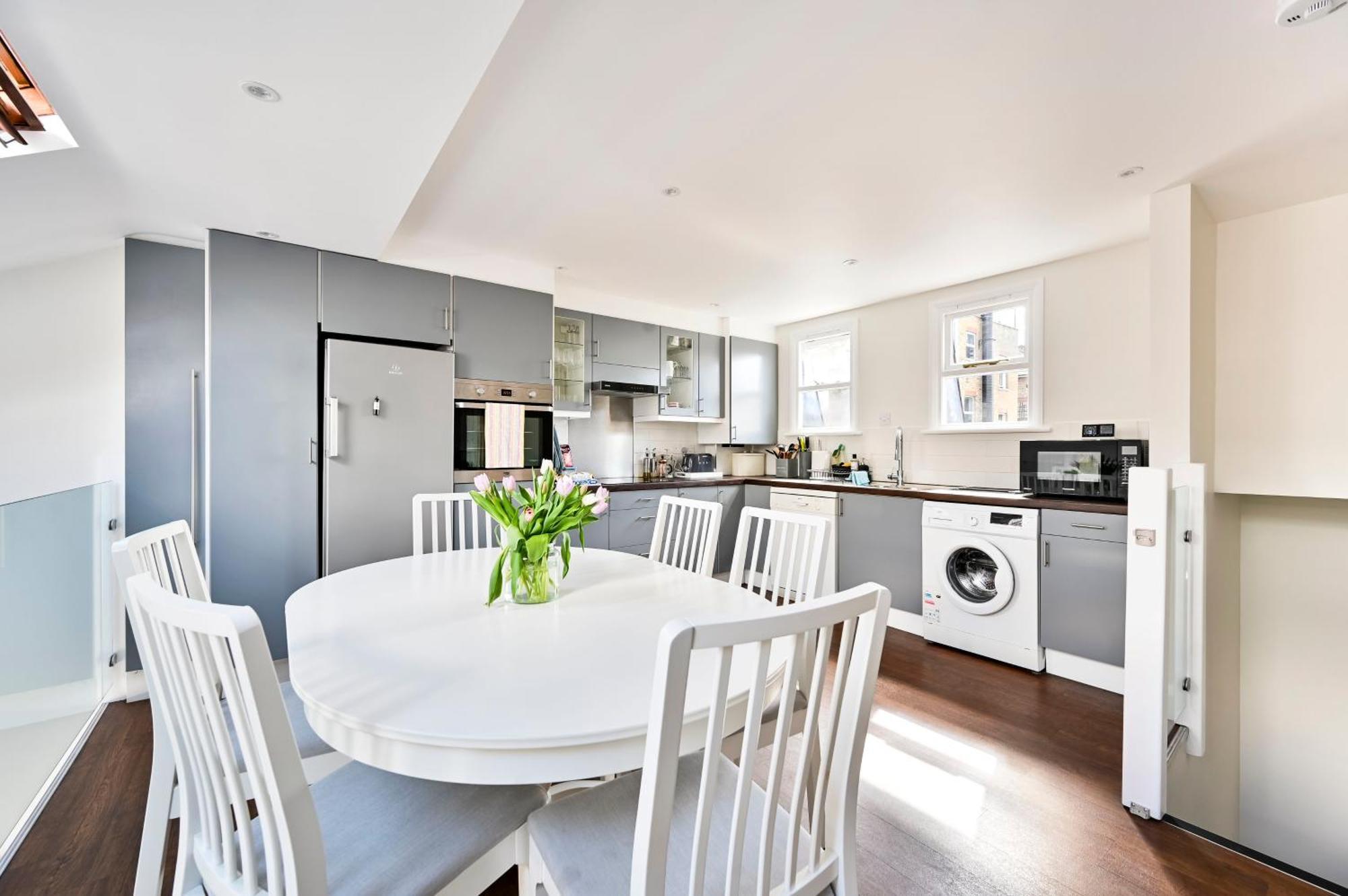 New Chic 3-bed Flat In Clapham * Londen