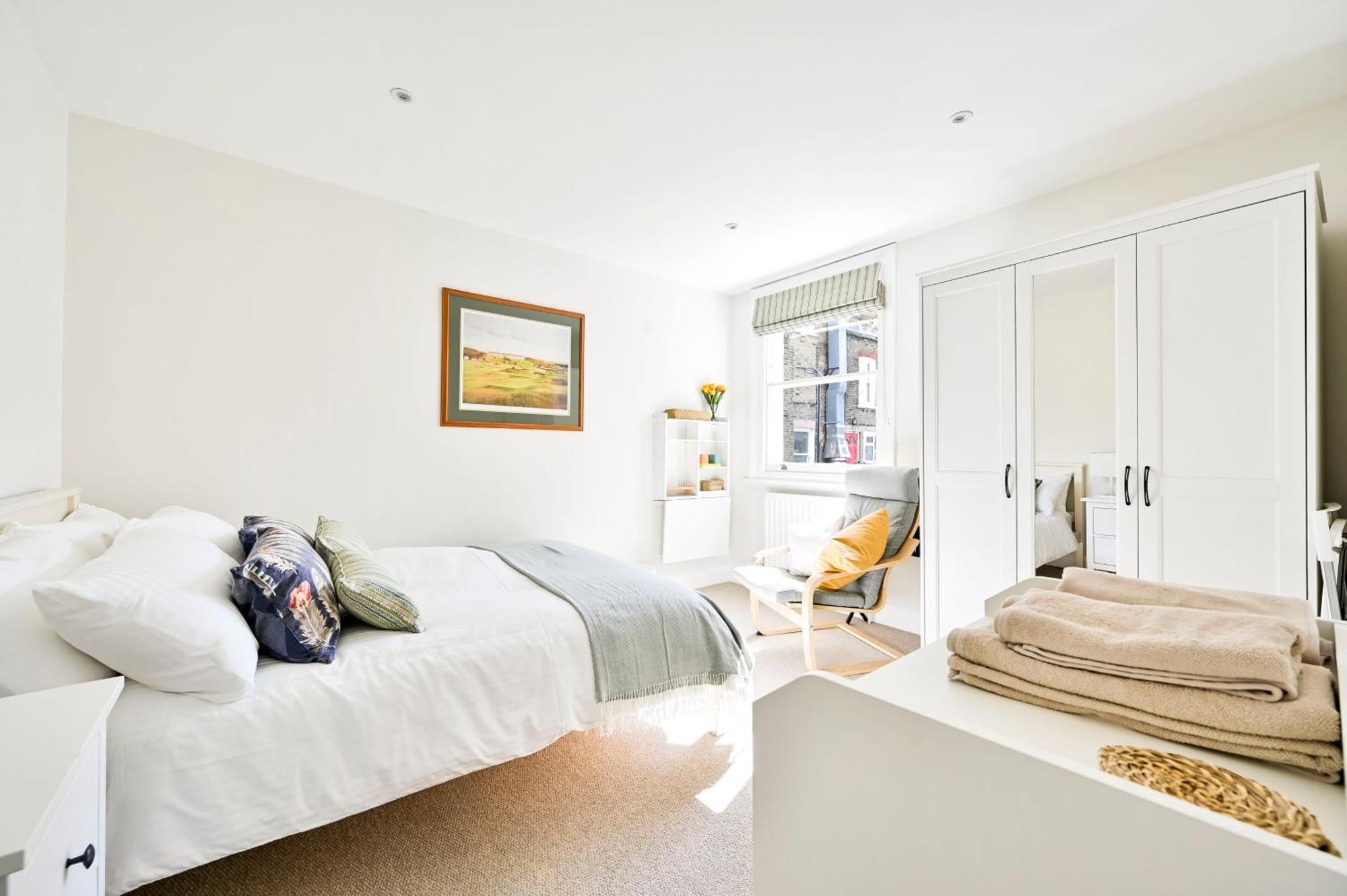 New Chic 3-bed Flat In Clapham * Londen