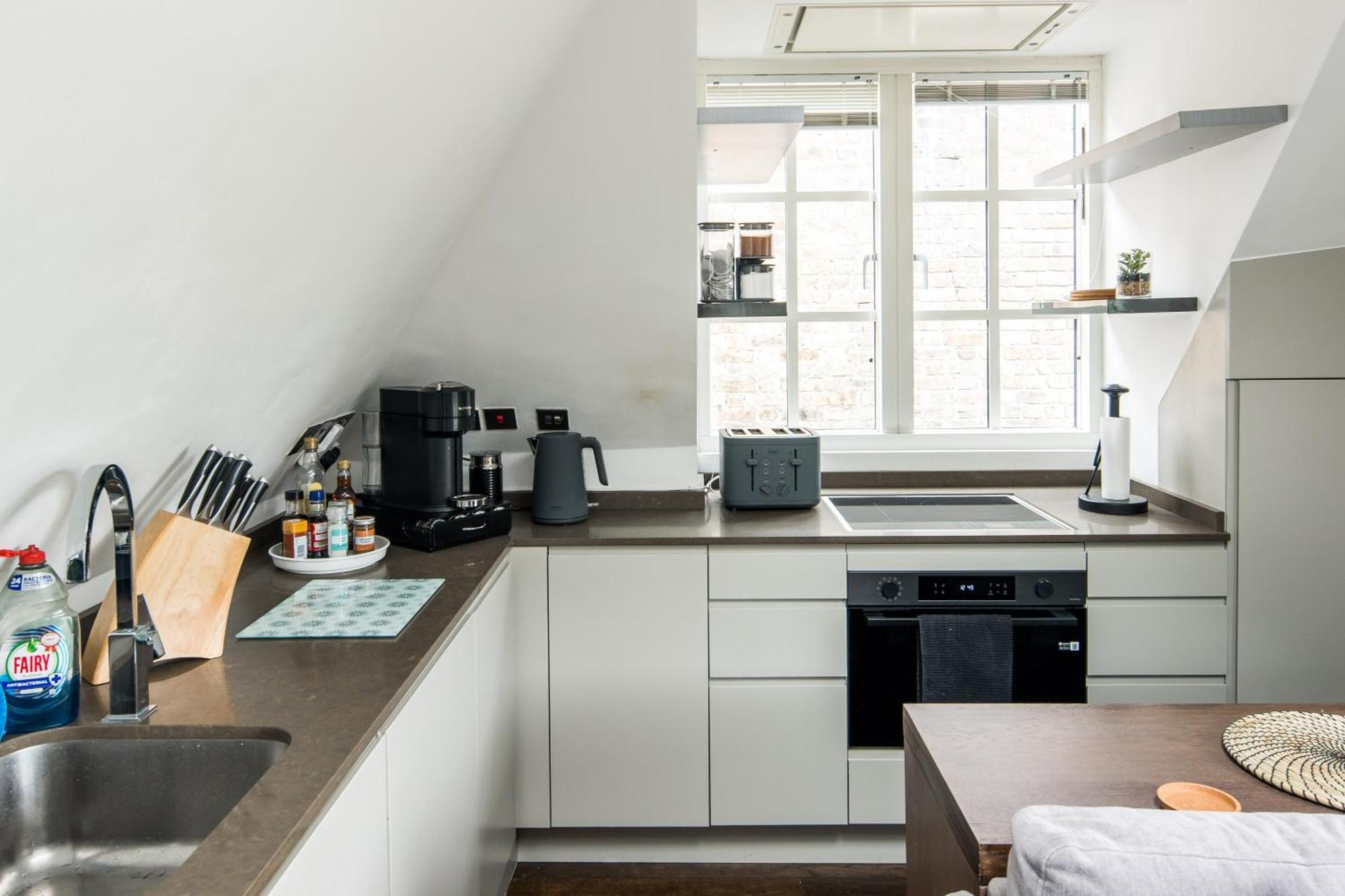 Apartment Sleek And Stylish 1bd W/ Balcony, Hammersmith London