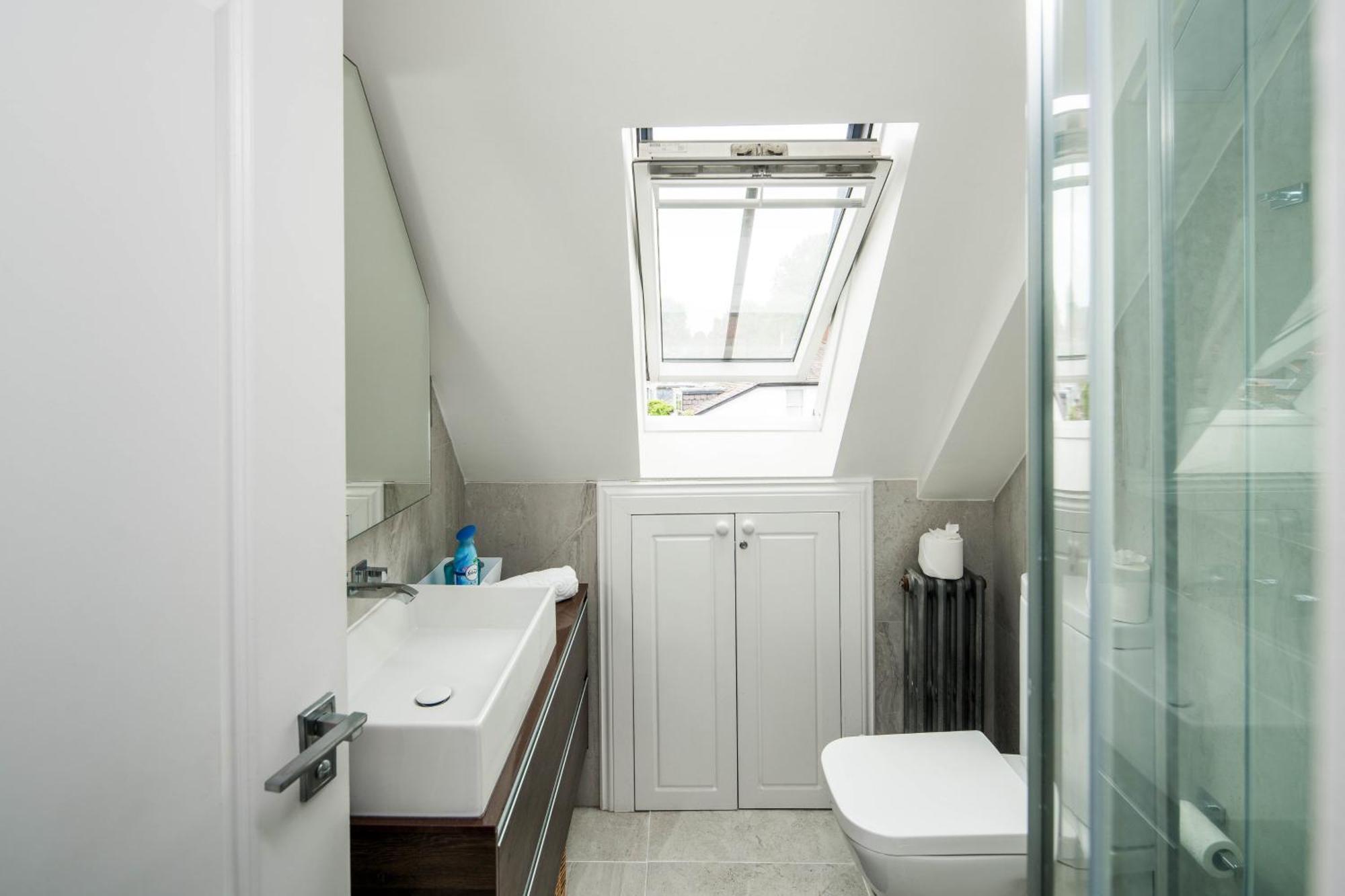 Sleek And Stylish 1bd W/ Balcony, Hammersmith *