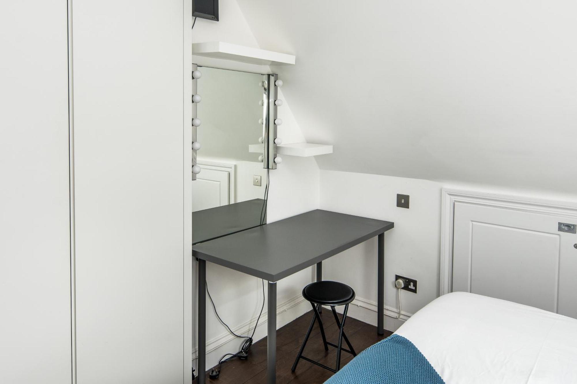 Sleek And Stylish 1bd W/ Balcony, Hammersmith Apartment