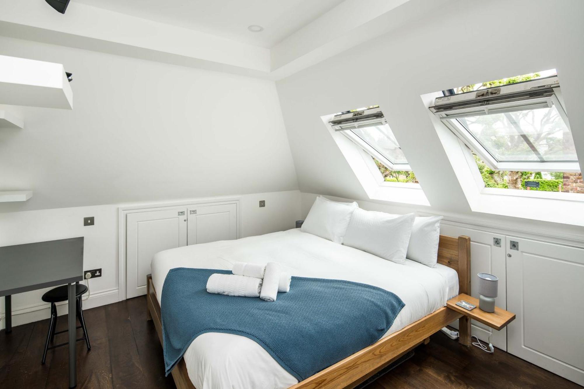 Sleek And Stylish 1bd W/ Balcony, Hammersmith Apartment London