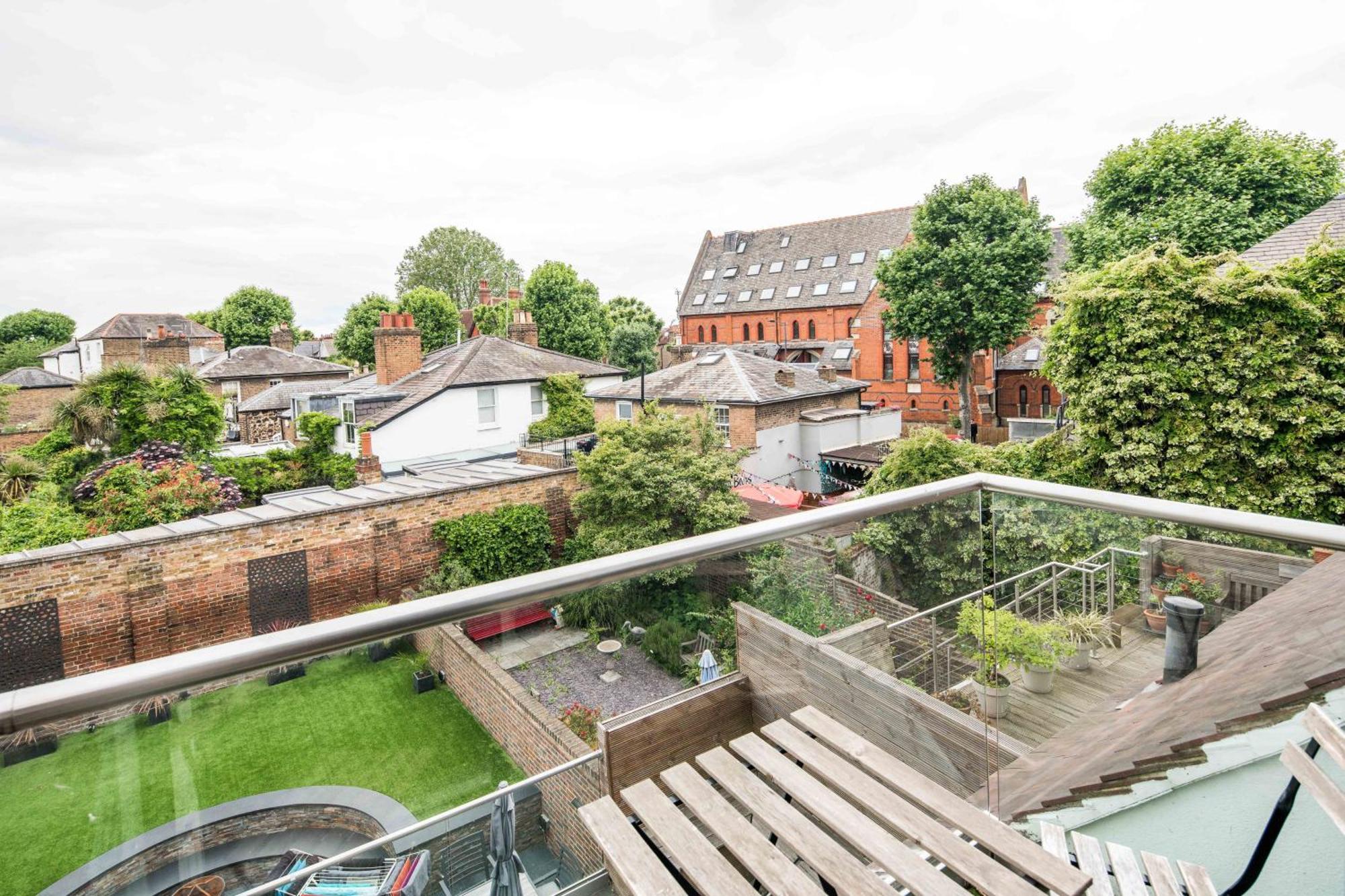 Sleek And Stylish 1bd W/ Balcony, Hammersmith Apartment