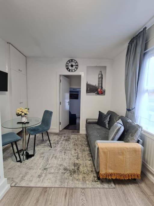 Stylish And Spacious 1 Bedroom Kensal Tube 1a * Londen