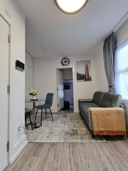 Stylish And Spacious 1 Bedroom Kensal Tube 1a * Londen
