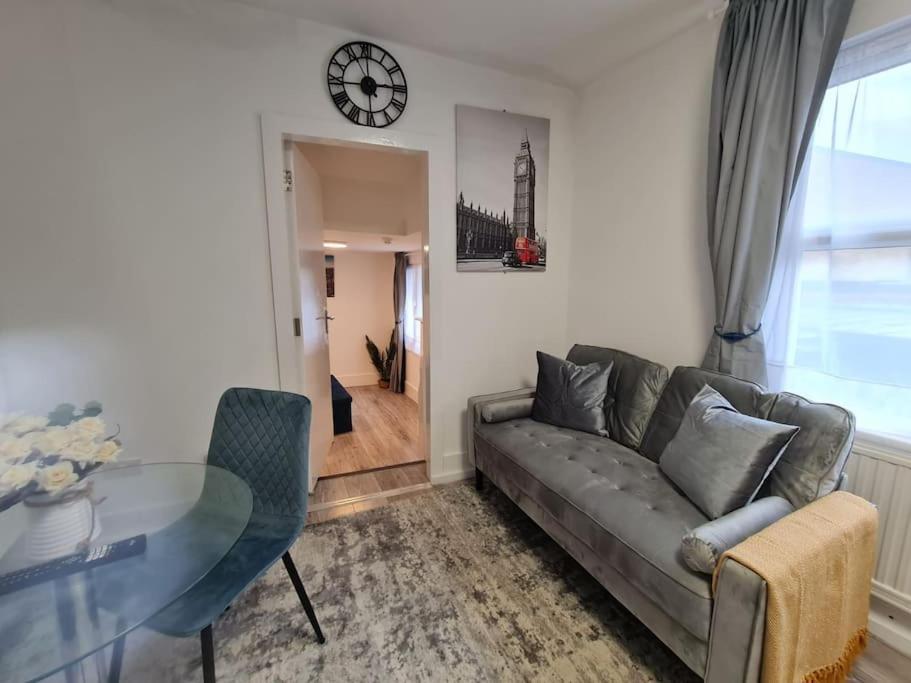 Stylish And Spacious 1 Bedroom Kensal Tube 1a * Londen