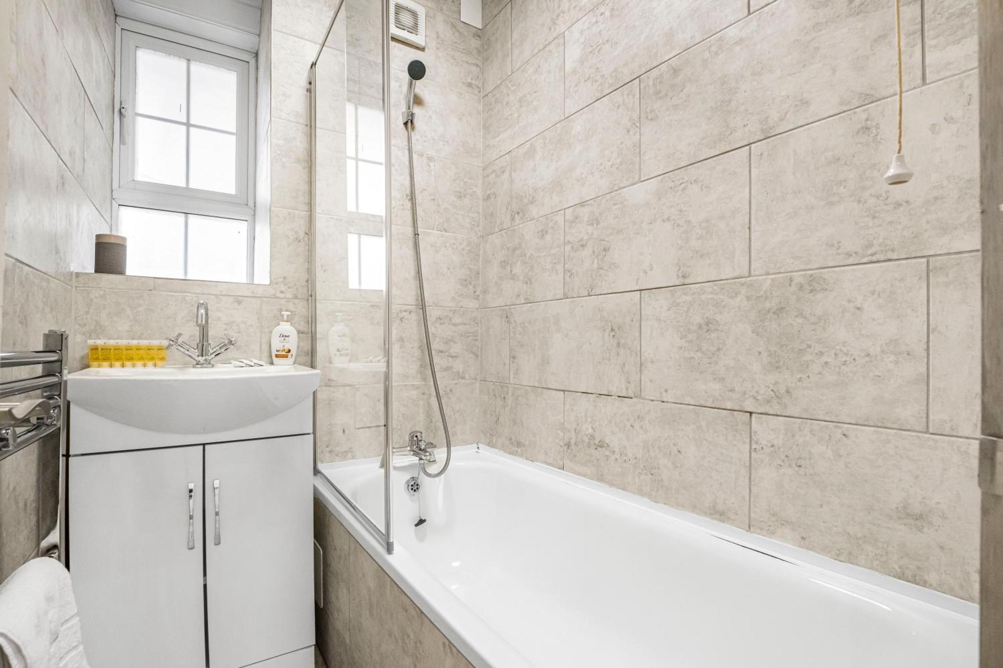 Pass The Keys In Sunny Waterloo Apartment *
