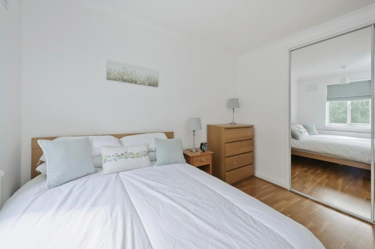 Leafy Earls Court 3 Bed Flat Appartement Londen
