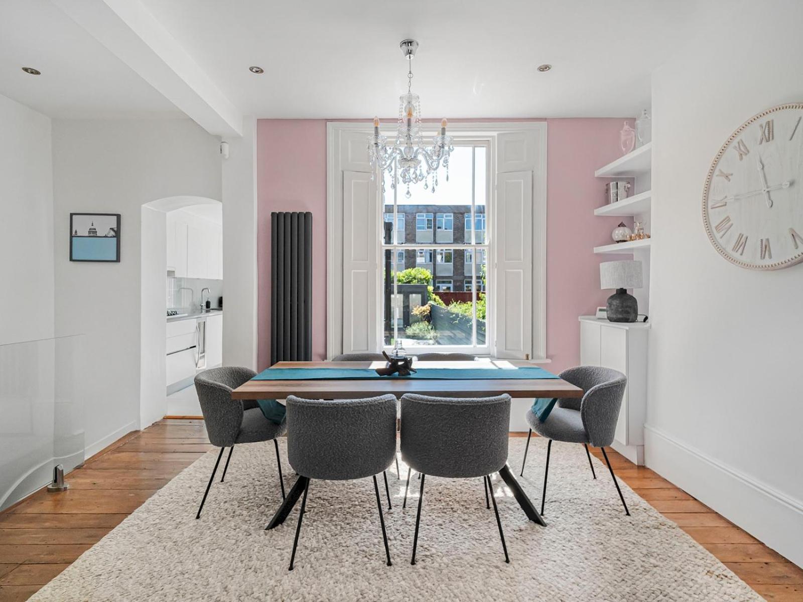 Holiday home Stylish Maisonette Pass The Keys London