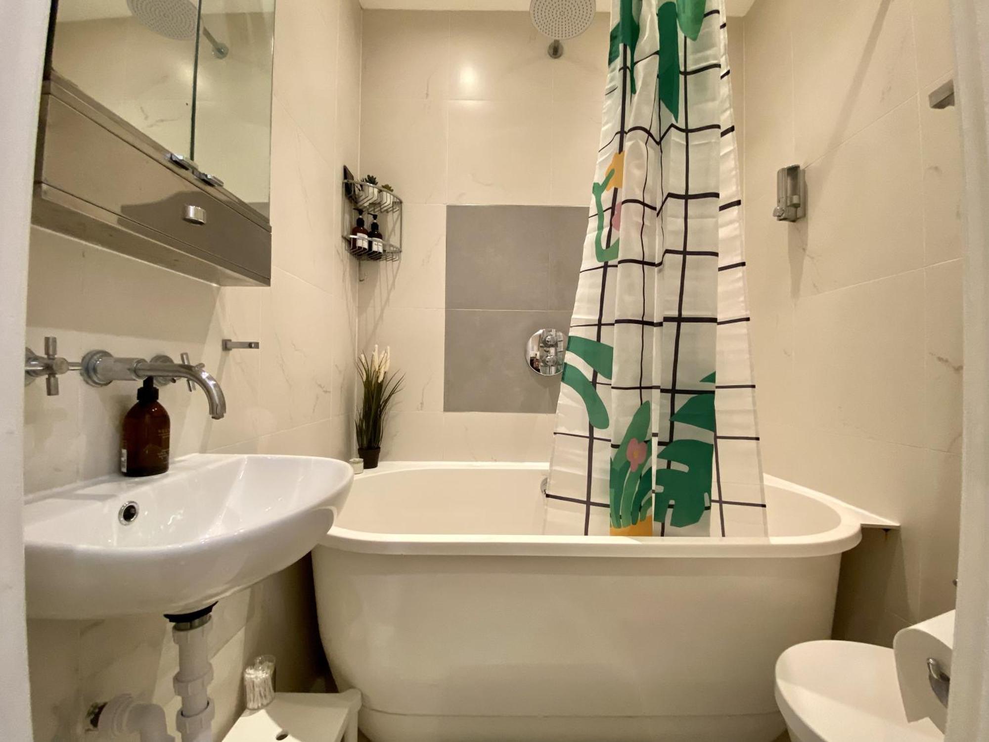 Entire Flat, Central London, Bank Payment To The Host Within 24h From The Reservation Leilighet *
