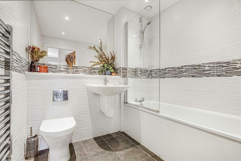 Stylish 2-bed - Check Profile * London