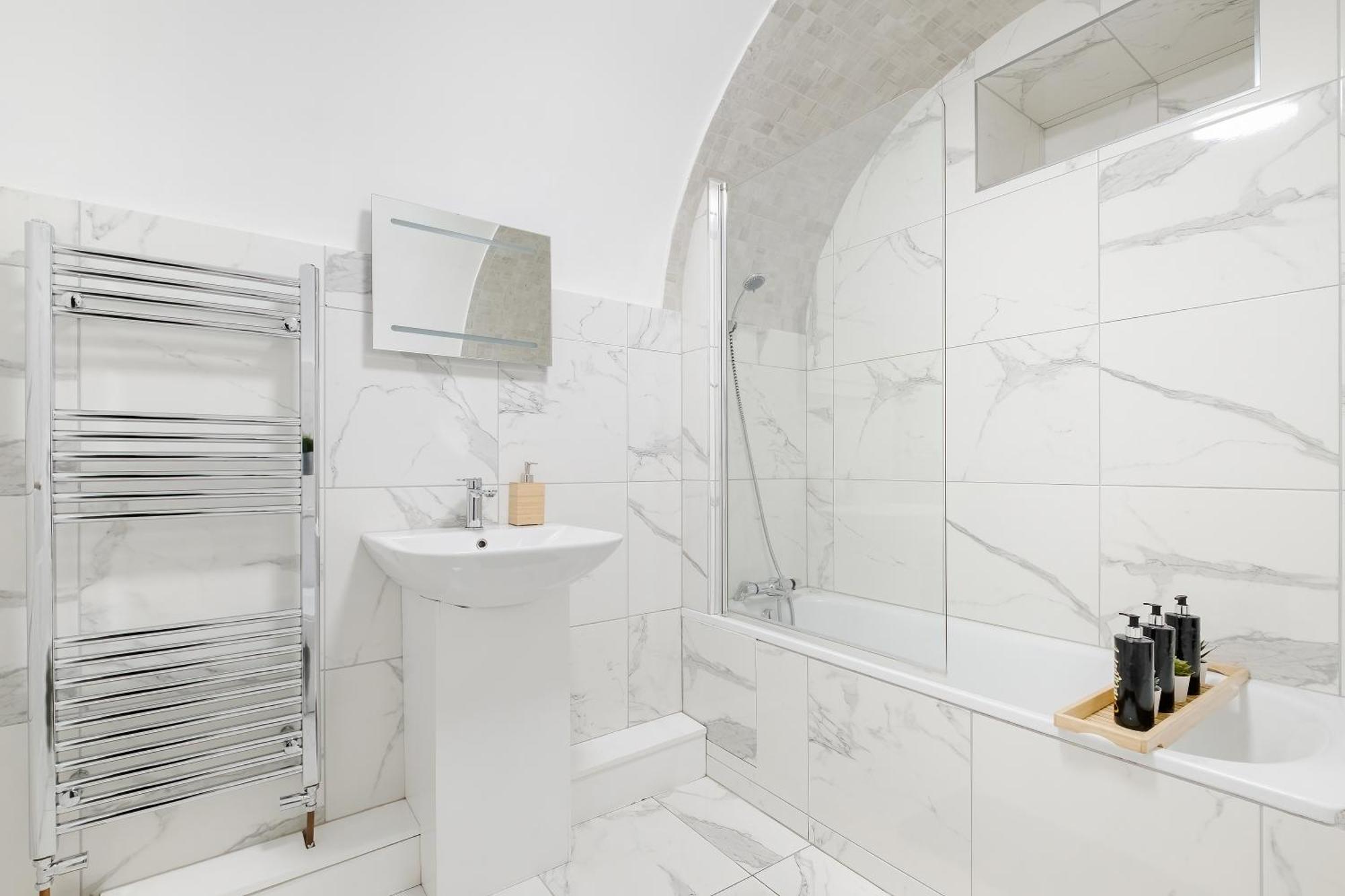 Large One Bedroom In Marylebone Apartment *