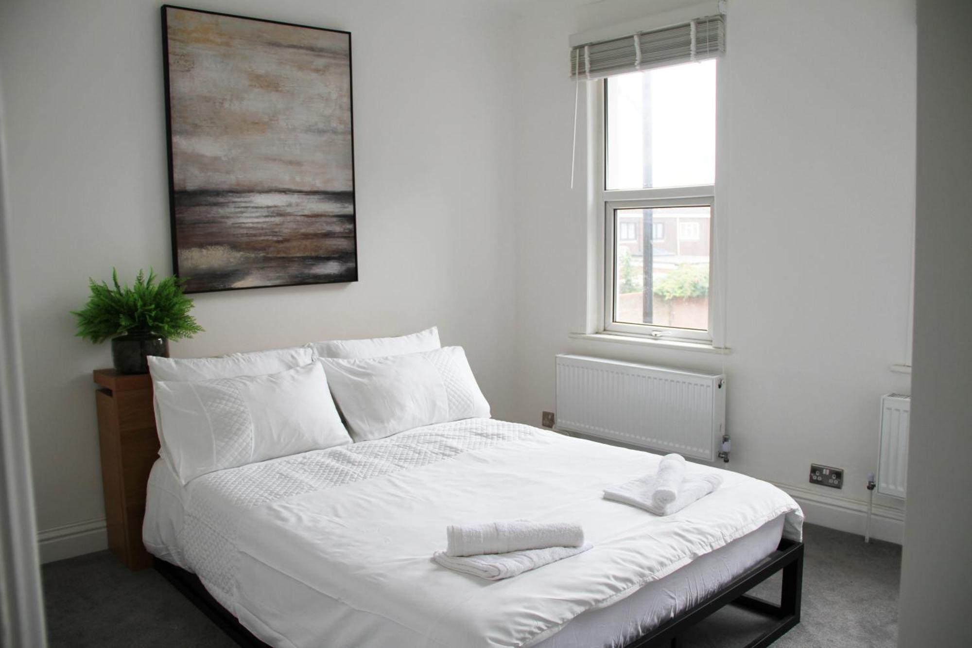 Retreat-2 Bedroom House Parking & Garden * London