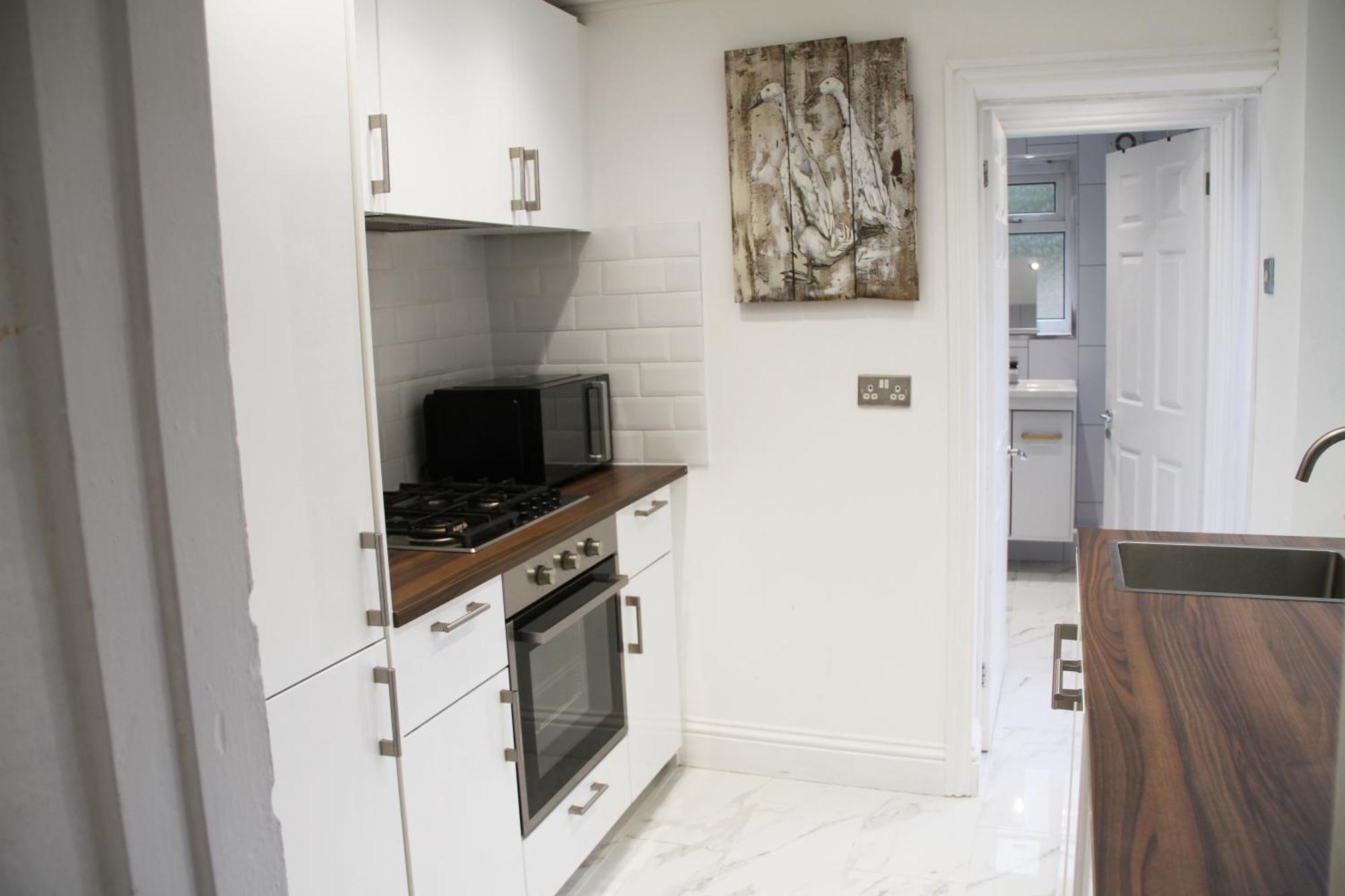 Retreat-2 Bedroom House Parking & Garden Holiday home *