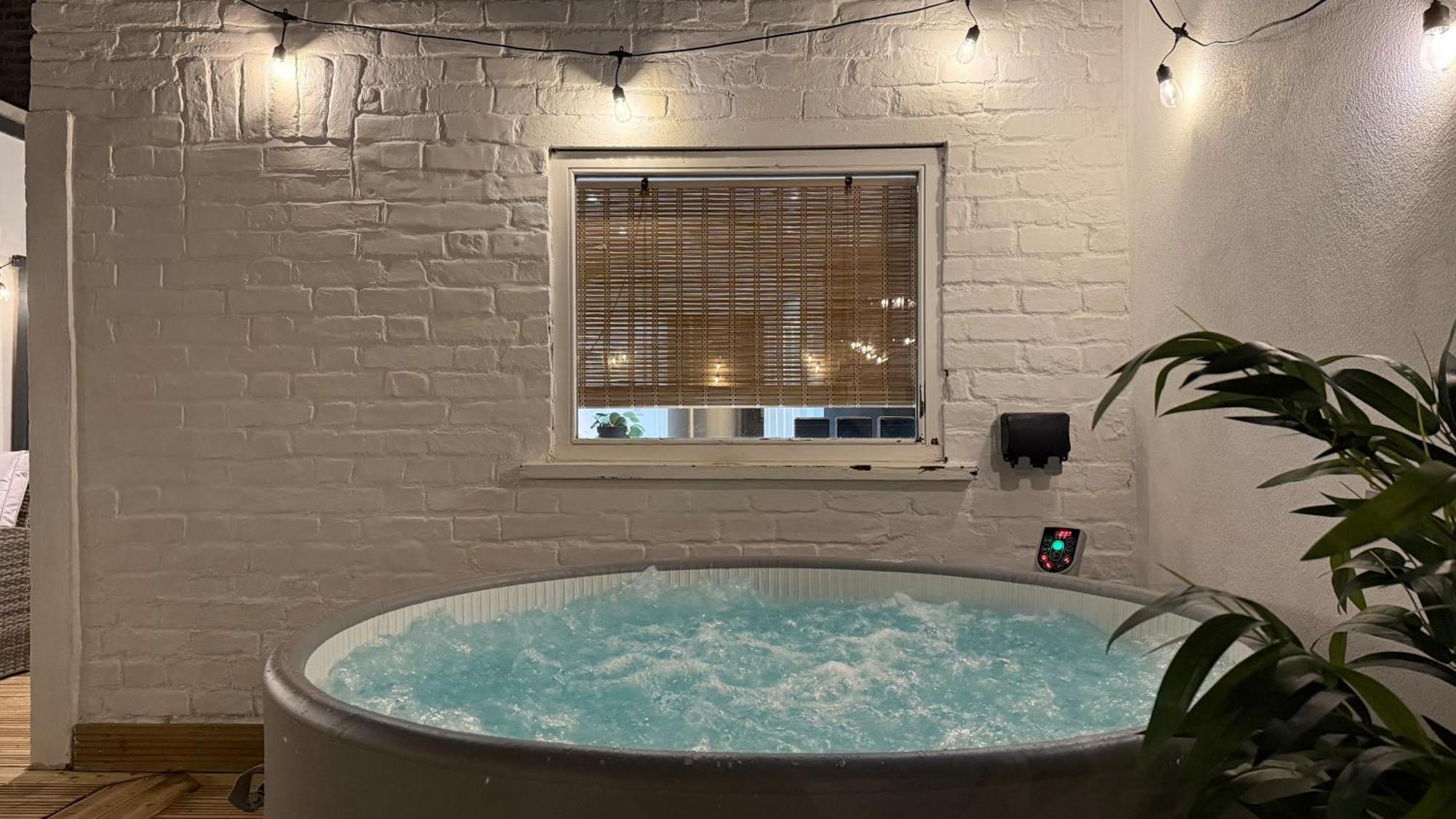 Acton - Hot Tub, Cinema & Gaming Villa London