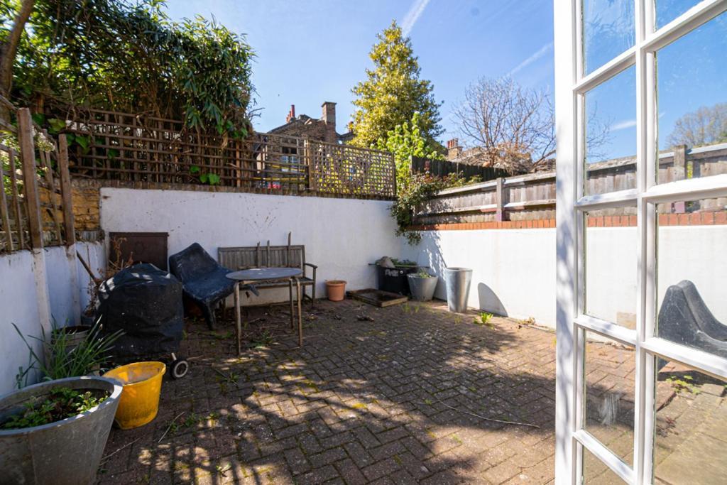 Comfy Double Bedroom Gasthof London