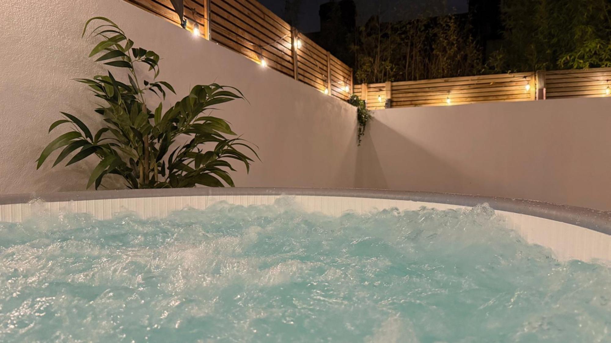 Acton - Hot Tub, Cinema & Gaming * London