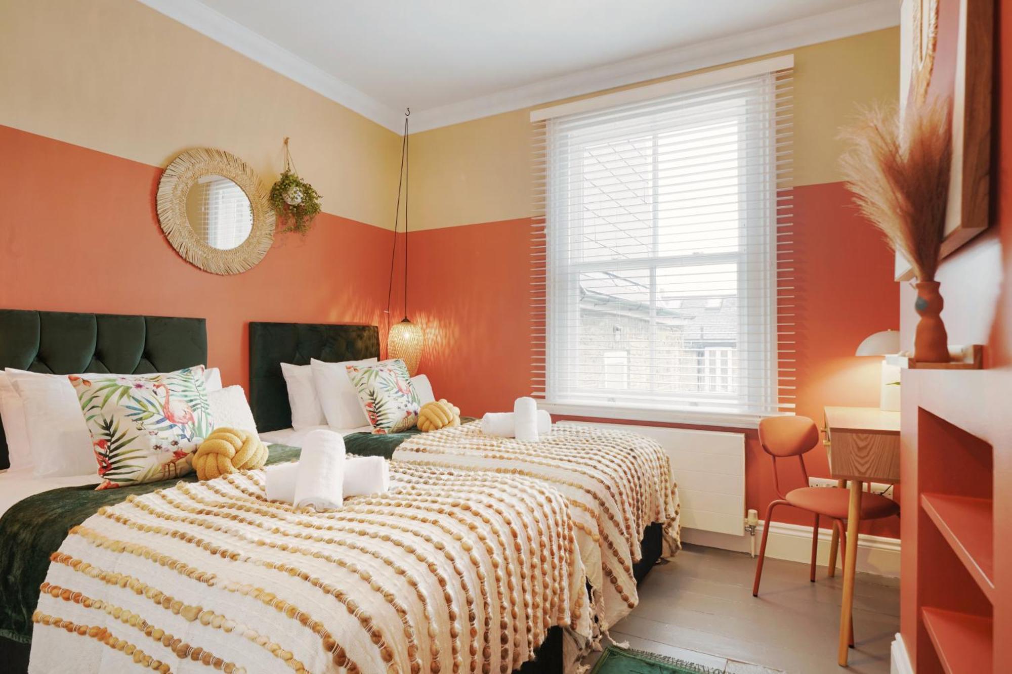 Villa Acton - Hot Tub, Cinema & Gaming London